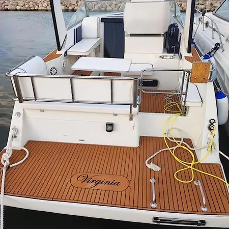 Virginia Bed And Boat بوتيل *