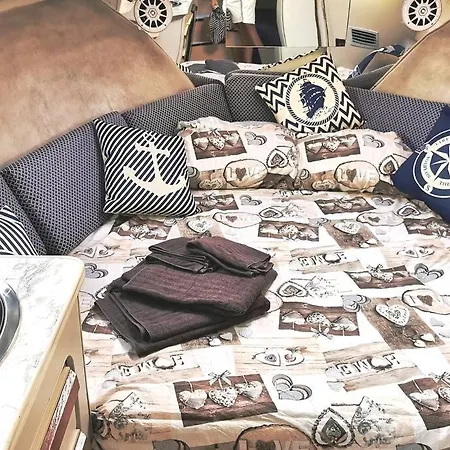 Virginia Bed And Boat بوتيل *